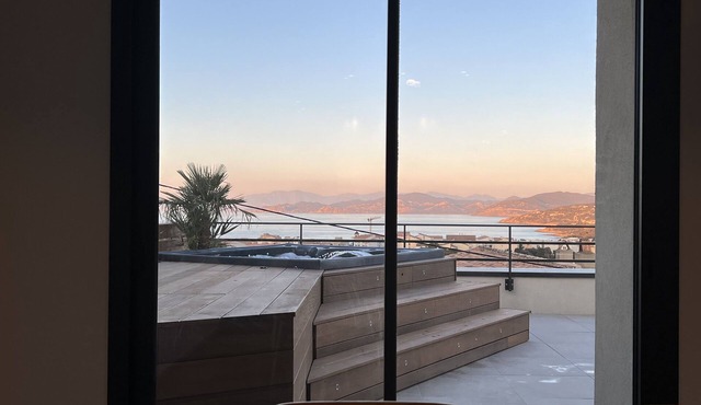 Grand Appartement Avec une Très Grande Terrasse Équipée D'un Jacuzzi
