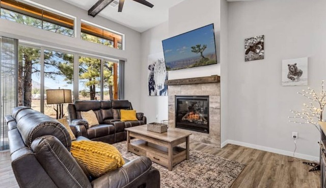 Grand Canyon Getaway - Spacious 2BR/2BA Home - Next to golf course - Game room