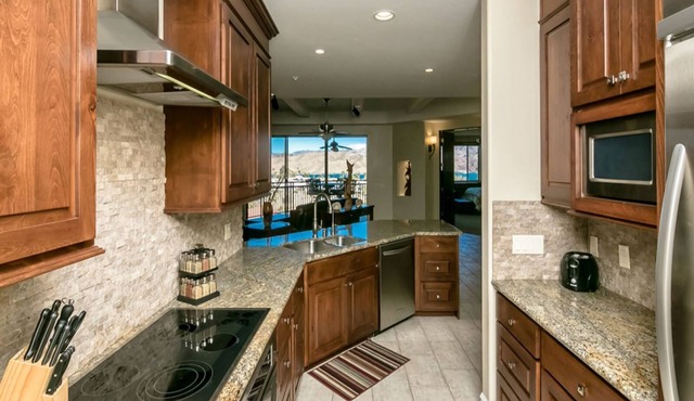 HAVASU SPRINGS 3010 - 3 BEDROOM 2 BATH - POOL/SPA PRIVATE BOAT SLIP - LAKE VIEW