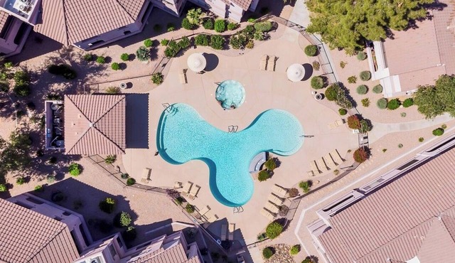 Heated Pool and Hot Tub, 3 Bedroom Gated Condo!