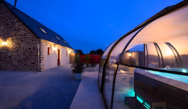Holiday Home 'L'Ascalon' with Private Jacuzzi under Glass Dome, Wi-Fi & Air Conditioning