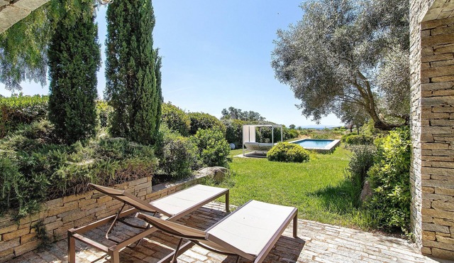 Holiday Home “Loft 2 – Sea View with Pool”, Wi-Fi and Air Conditioning
