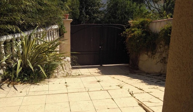 Homerez - Charming Studio in Marseille 15 m² with Shared Pool