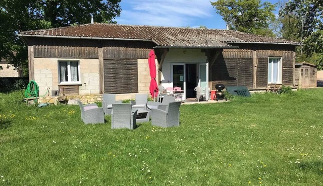 Homerez - Charming Studio in Poligny of 80 m² with Garden View