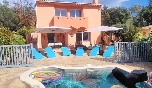 House 150M² Parking 3 Bedrooms 3 bathrooms 4 Air-conditioning Secure swimming pool Nearby beaches