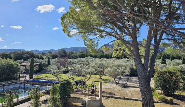 House 5 bdrs, air-con, 15x7m heated pool, gym, large grounds, olive grove, view