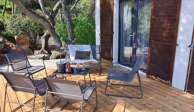 House in the heart of the maquis, 300m from the beach, parking, boat trailer space.
