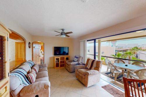 Inviting Apartment across from the Beach with Pool, Grill, Balcony & Golf nearby