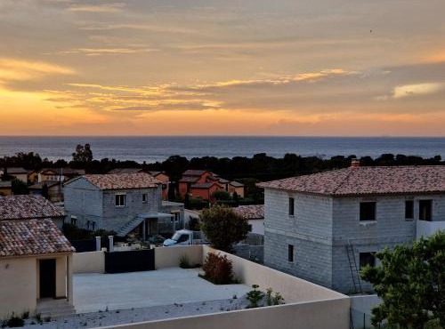 L'Osari, villa vue mer, accès plage à pied, golf, jardin clos pour enfants
