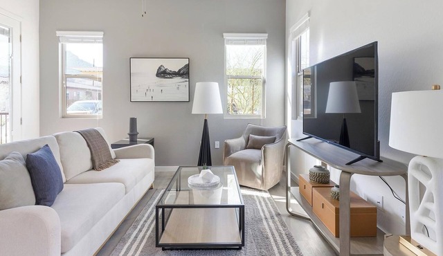 Landing | Modern 1BD, Pool