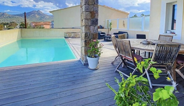 Large 6-bedroom house with heated pool 50 metres from the beach