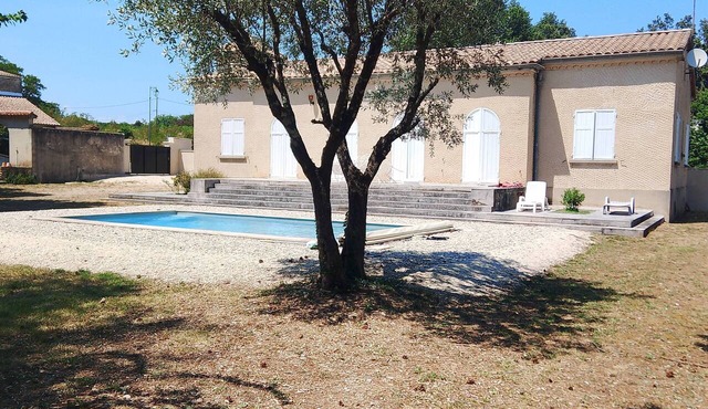 Large villa with 4 bedrooms and bathroom with swimming pool and shady park.