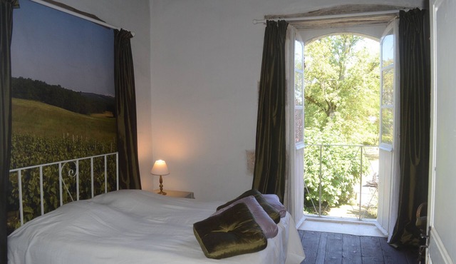 Le Gobelin, spacious, renovated apartment in authentic home