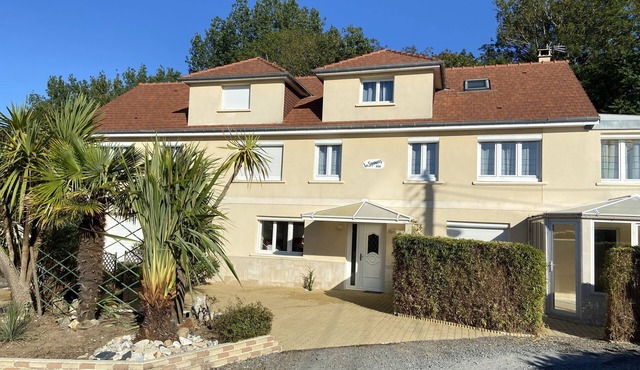 Les Sycomores large 8-person gîte with spa, 5-minute walk from the sea