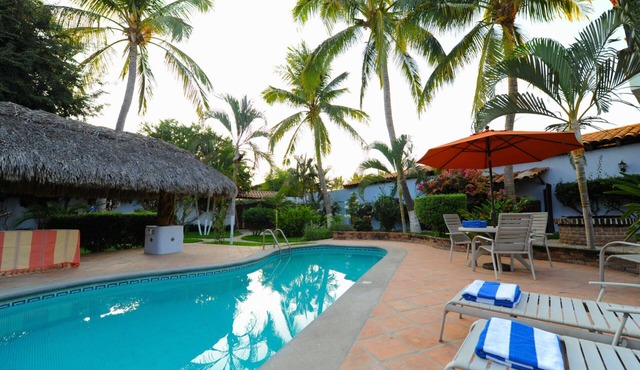 Lg 1 BR apt w/ionization system pool, free yoga classes, gardens, spa service