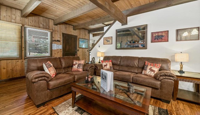 Little Bear Cottage - Cozy, quaint cabin with a great fireplace and so many fun board games!