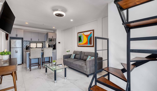 Loft close to the ocean with rooftop infinity pool, balcony & gym - dog-friendly