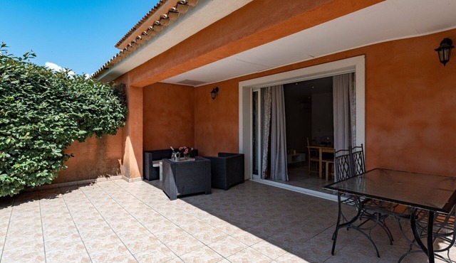 Lovely apartment in villa for 7 people with pool, A/C, WIFI, TV and terrace