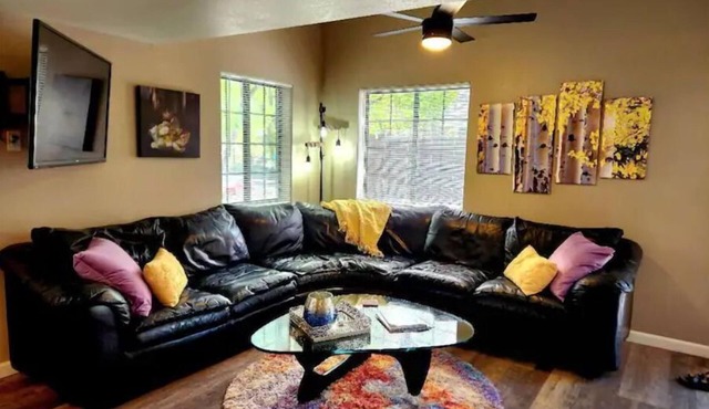 Lovely Downtown Condo, Walk to Historic Downtown!
