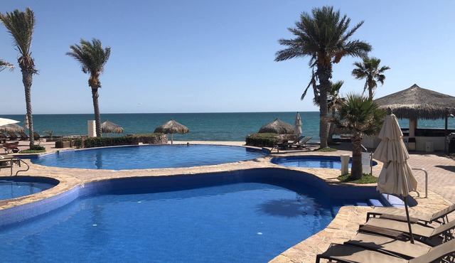 Luna Blanca Villa: spacious 3 bedroom 3.5 bathroom, over 3200 Sq Ft