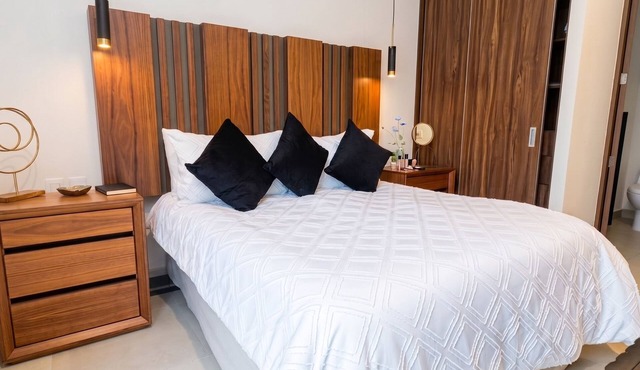 LUX 2-Storie 3-BDR , 3.5 Bath Penthouse