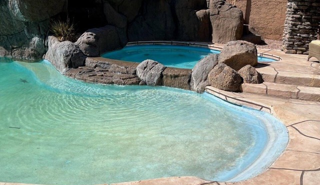 LUX + Exciting Mt VIEWS: Theater, Pvt POOL & Spa, Fireplaces, Fire Pit, Mt Bikes