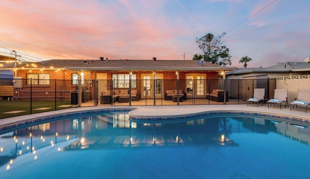 LUX w/Guest House, Pool, Putt, Mins to Old Town