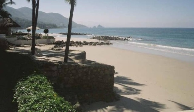 Luxurious Beachfront Villa, 3 Master Suites, Spectacular Views
