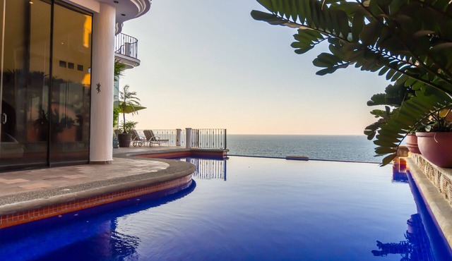 Luxurious Oceanfront Estate on Vallarta's South Shore, Pool, Jacuzzi, Chef, Maid