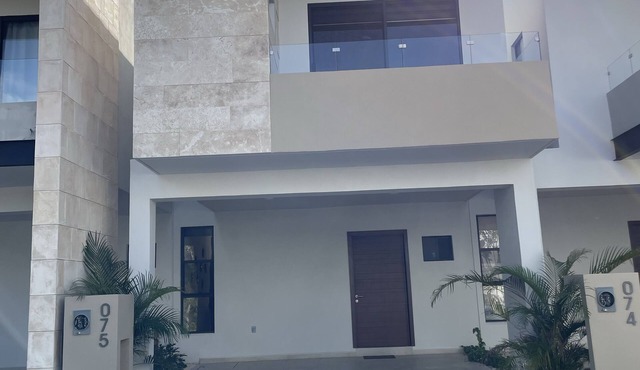 Luxurious villa, 2 swimming pools, 1 gym, quiet location close to the sea