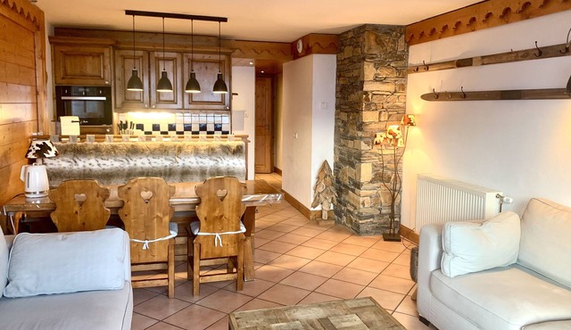 luxury apartment at the foot of the slopes, indoor pool.