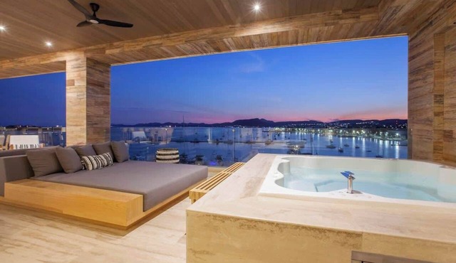 Luxury bayfront condo with panoramic views!