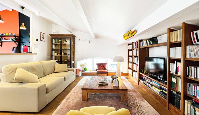 Luxury duplex in the heart of the Golden Triangle