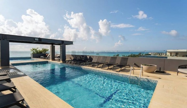 Luxury Escape Ocean Rooftop Walk to Beach