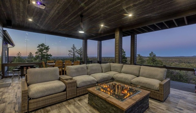 Luxury & Incredible Views! EV Chrg, HOT TUB, POKER, 6bd 5.5ba, 1.6 Acres 4600 sq ft
