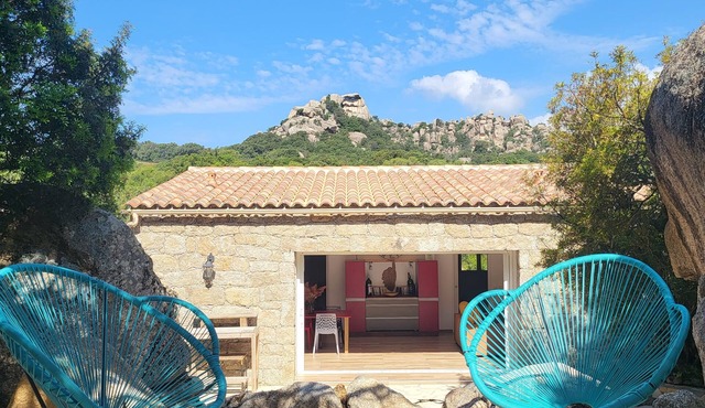 Magnificent renovated sheepfold set between rock and scrubland.