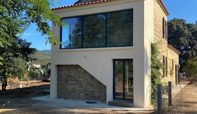 Maison Cantonnière en Pierre Entièrement Rénovée sur un Terrain Agréable