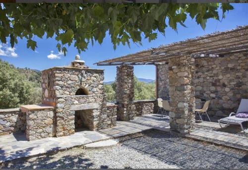 Maison en pierre corse avec vue entre mer et montagne