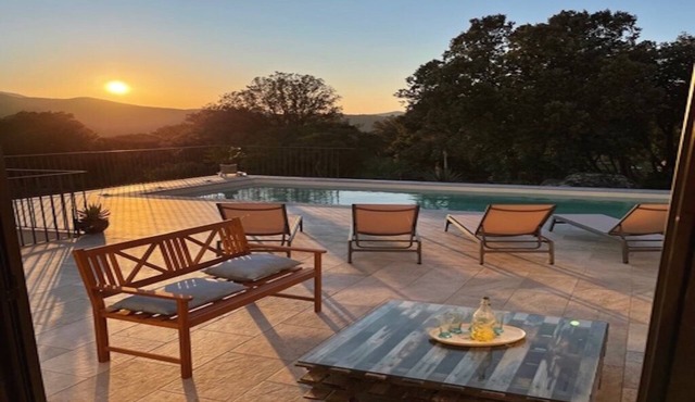 Maison récente avec piscine privée à la campagne.