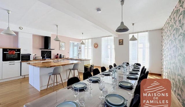 Maisons de Familles Beautiful city home with a pool table foosball table