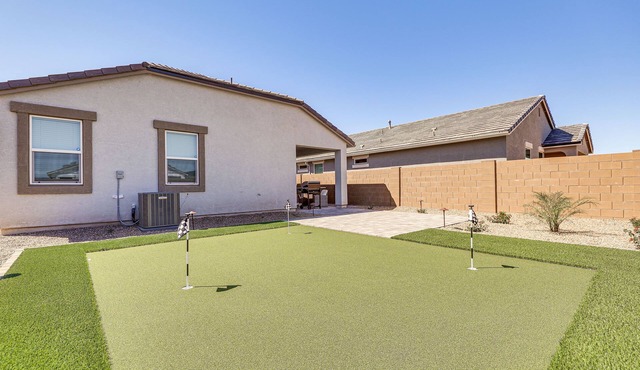 Maricopa Home w/Putting Green & Covered Patio!