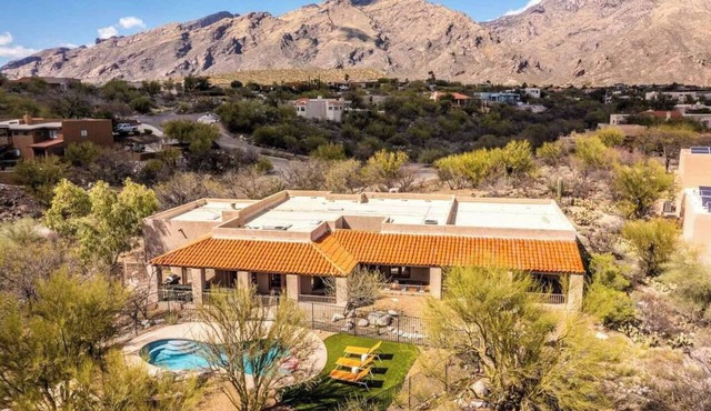 Mega Fun Desert Villa w Pool, Cinema, Arcade, Spa