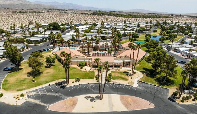 Mineral hot springs, tiny house, quiet resort located in the desert .