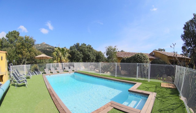 Mini semi-detached villa in residence with heated pool, air conditioning and wifi
