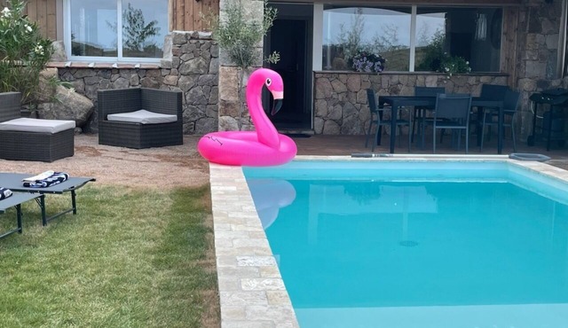 Mini-villa with a pool right on the water's edge