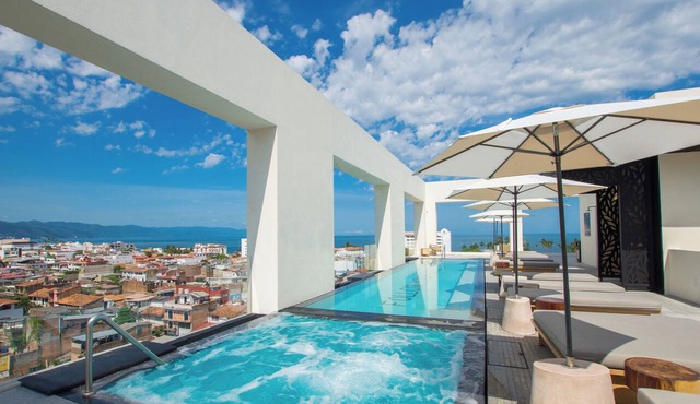 Modern 2BR Near Beach & Boardwalk | Gym & BBQ