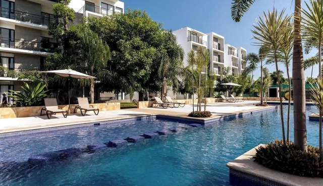 Modern Condo, Great Pool, Beach 5 mins