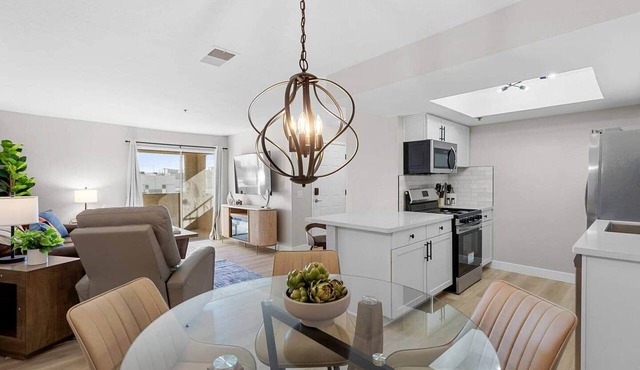 Modern Las Vegas Condo Near Strip w/Pool & Gym and free parking NO RESORT FEES