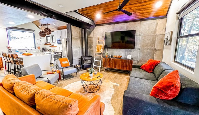 Modern Mountain Cabin with AC, beautiful Views. 3 min to Midtown.