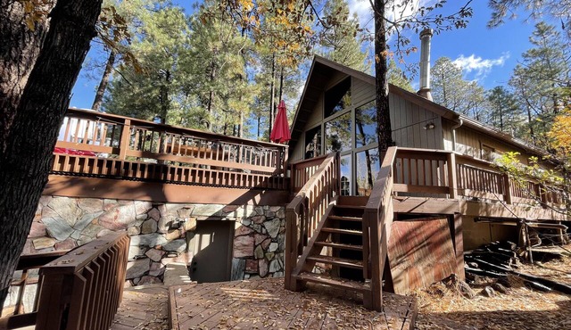 Modern Mountain Chalet Backing the National Forest/Pet Friendly